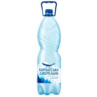 Вода минеральная Карпатська Джерельна сильногазированная с ручкой 2 л (4820051240035)