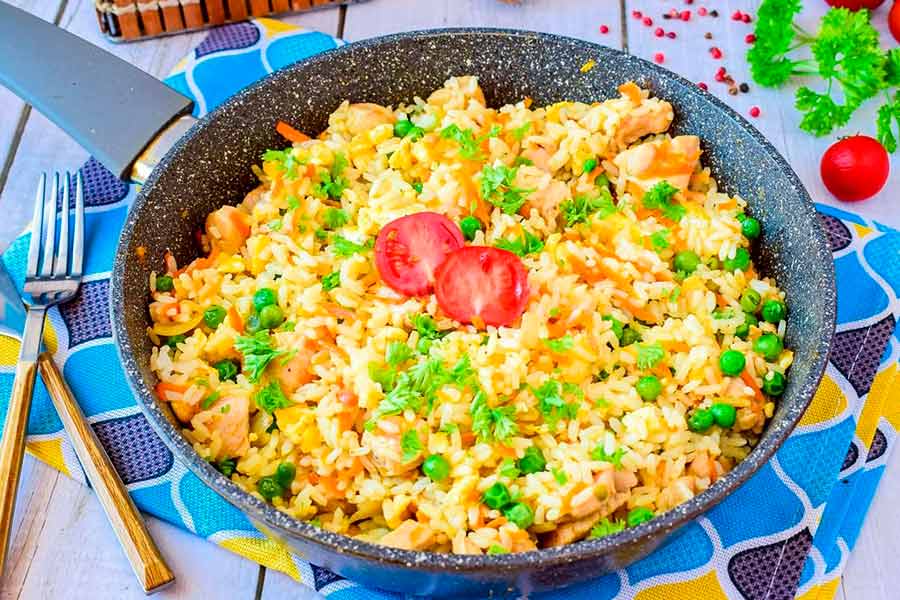 Рис с овощами и яйцом на сковороде: быстро и сытно