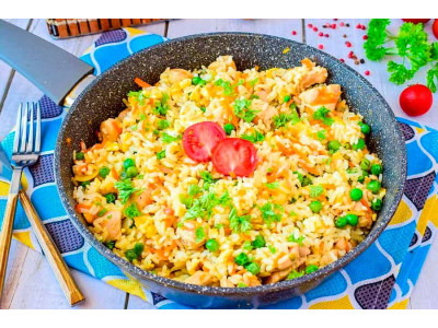 Рис с овощами и яйцом на сковороде: быстро и сытно