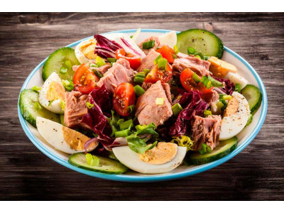 Вкусный салат с тунцом и яйцами