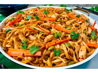 Локшина з куркою та овочами по-азійськи