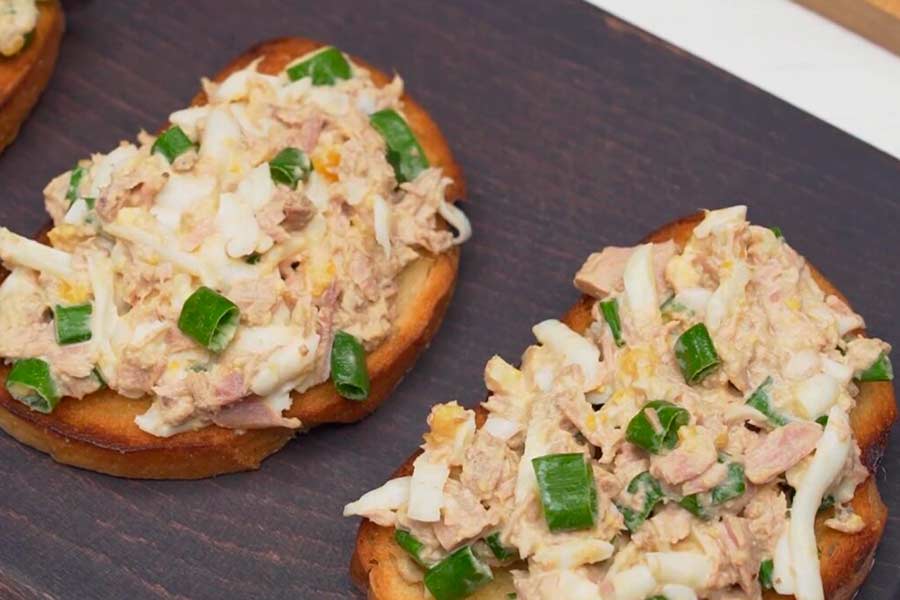 Грінки з тунцем, яйцями та маринованими огірками