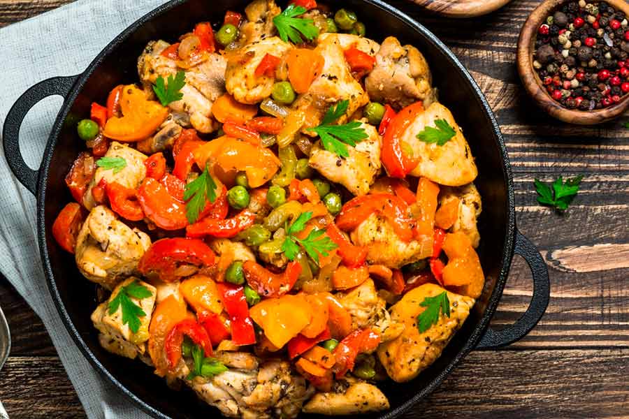 Курячі грудки з овочами, приготовані на сковороді