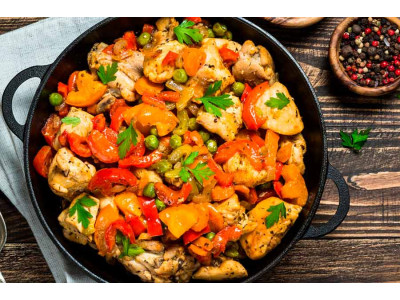 Курячі грудки з овочами, приготовані на сковороді Курячі грудки з овочами, приготовані на сковороді
