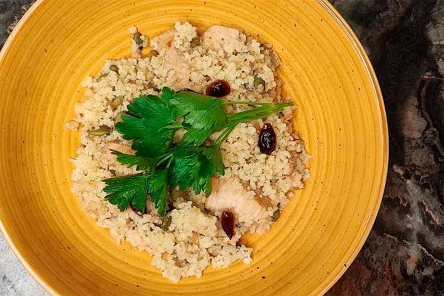 Кускус з індичкою, в’яленою журавлиною та гарбузовим насінням