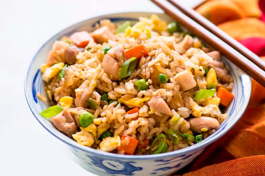 Рис з куркою та овочами — вечеря в азійському стилі