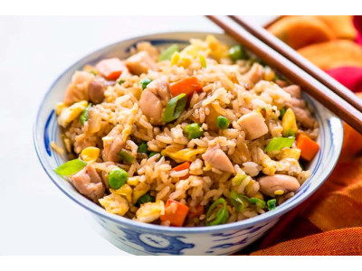 Рис з куркою та овочами — вечеря в азійському стилі