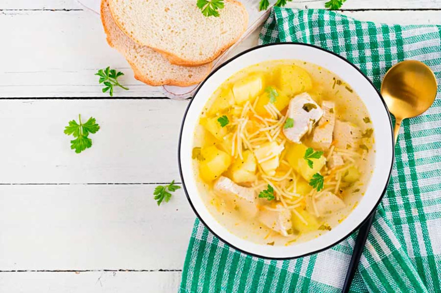 Прозорий курячий суп з вермішеллю та овочами